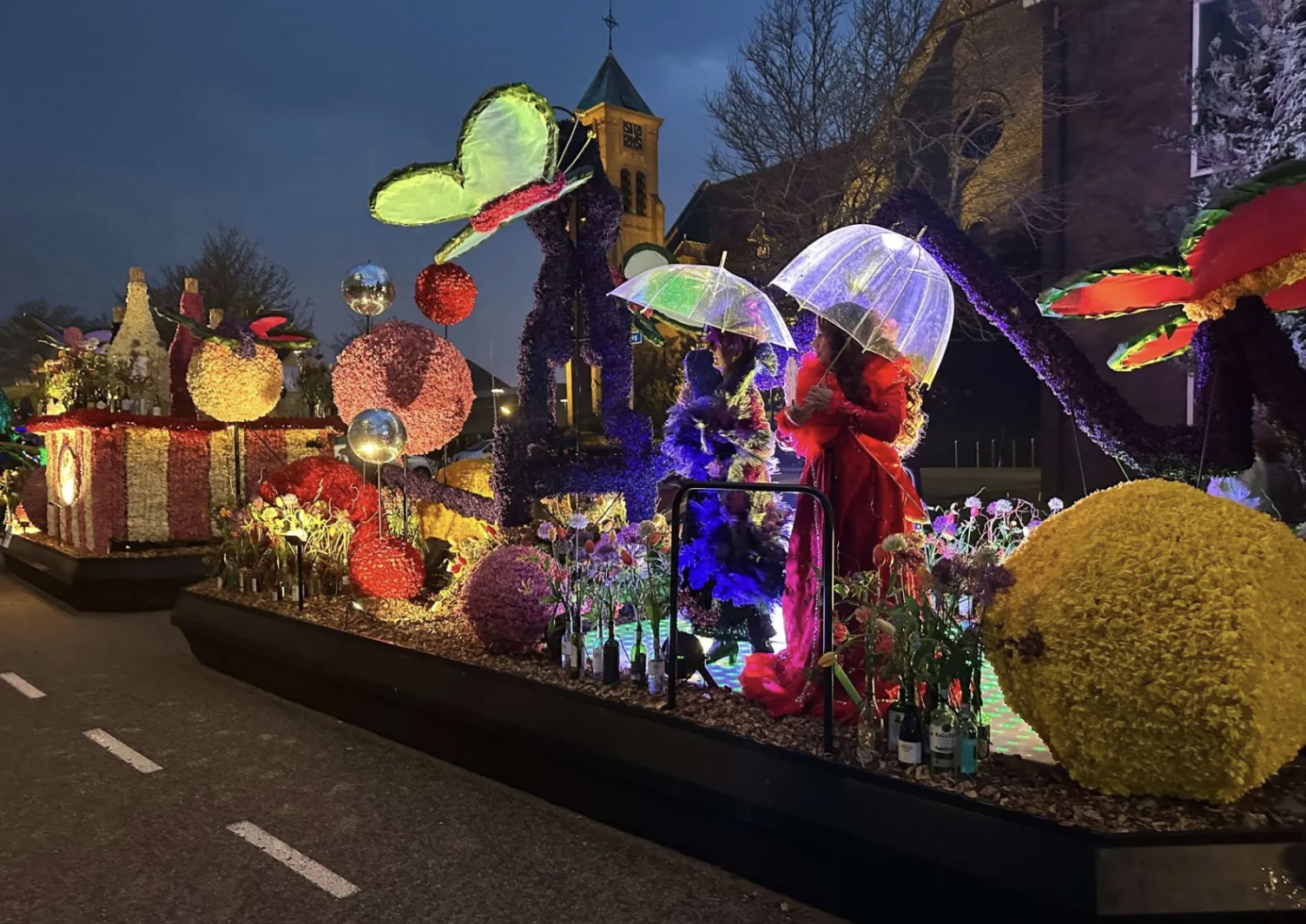 Did you know that there is also an illuminated flower parade? ✨🌷
There is even a special tour from Amsterdam...!

Would you like to know more about this event? Then look at: https://tulipfestivalamsterdam.com/event/flower-parade-night-edition/

#flowerparade #illuminatedflowerparade #flowerparadetours #amsterdamtours #tulipfestivalamsterdam