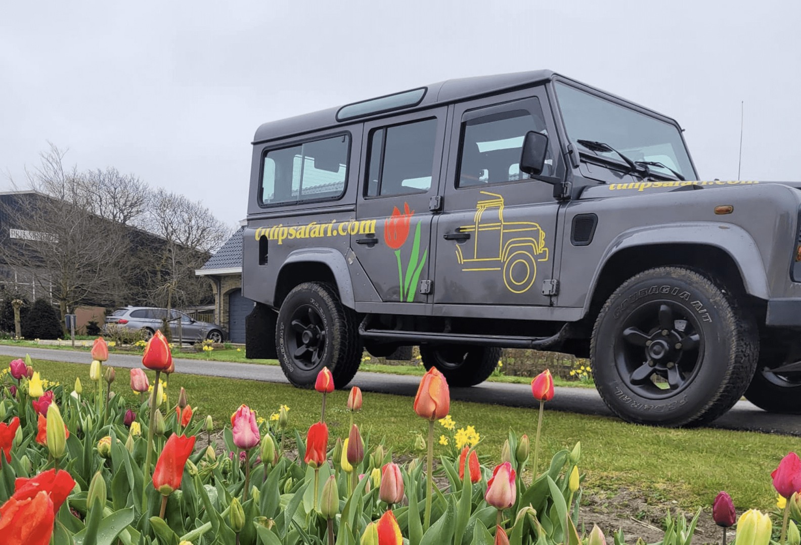 A special way to admire the flower fields in spring is with a Landrover. This tour - which always fills up quickly - can already be booked.

Would you like to discover the most beautiful places in the Bollenstreek-region with a local guide? Then make your reservation on time!

More info via link in bio.